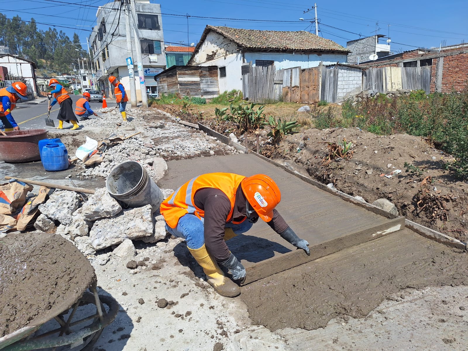 MANTENIMIENTO DE ACERAS Y BORDILLOS EN EL CENTRO PARROQUIAL